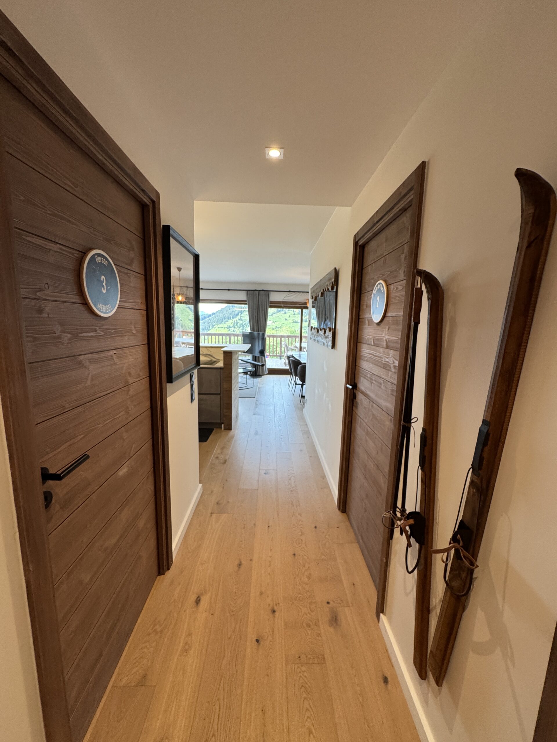 couloir-location-appartement-ski-meribel-mottaret-scaled Suite de l'Ours | Appartement Méribel Mottaret
