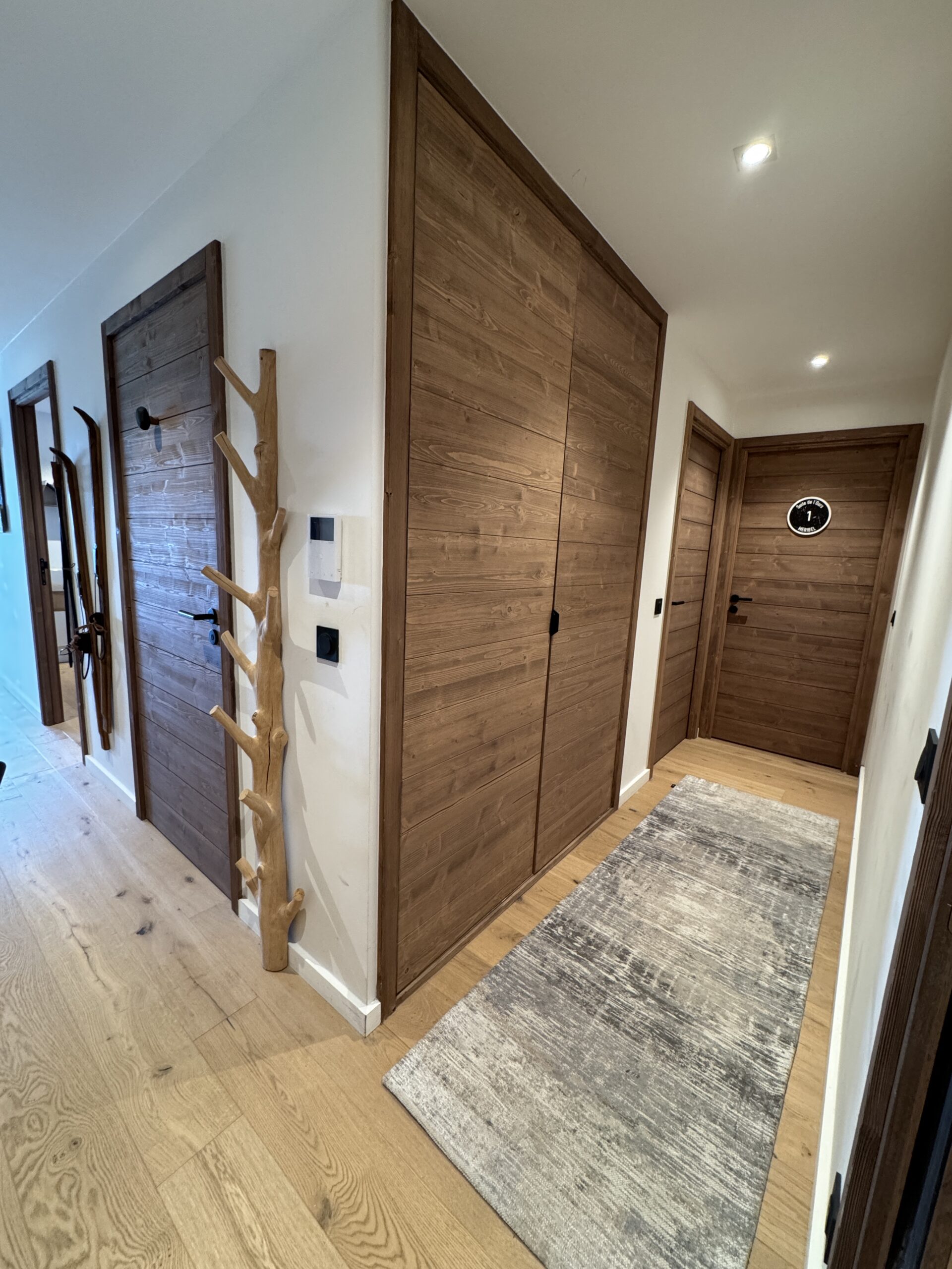 Accueil entree-suite-ours-location-appartement-meribel-scaled Suite de l'Ours | Appartement Méribel Mottaret