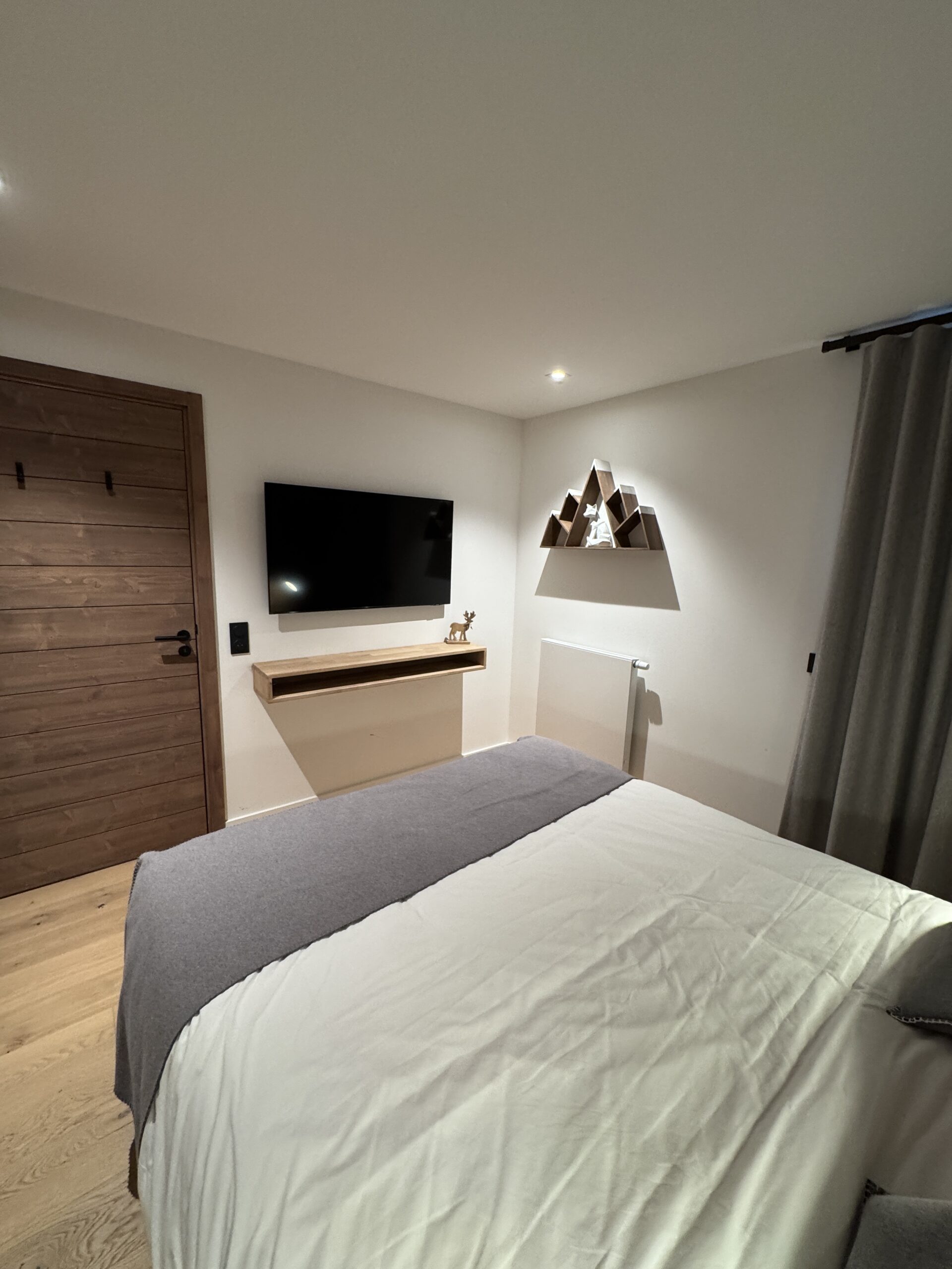 Accueil room-apartment-rental-ski-meribel-scaled Suite de l'Ours | Appartement Méribel Mottaret